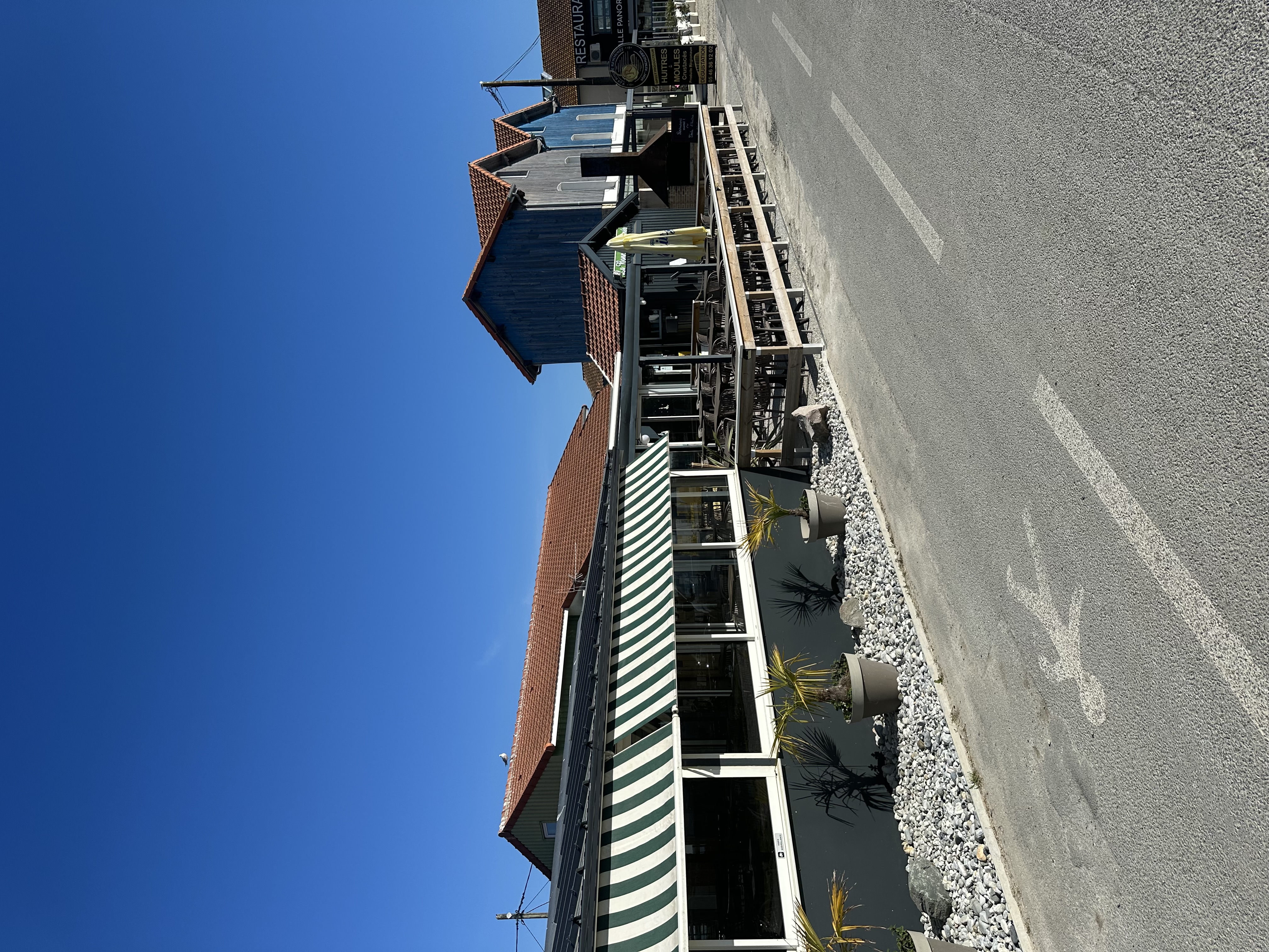 Terrasse ensoleillée du restaurant